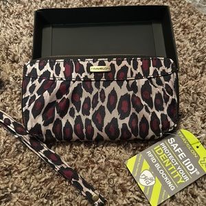 Traveling wristlet